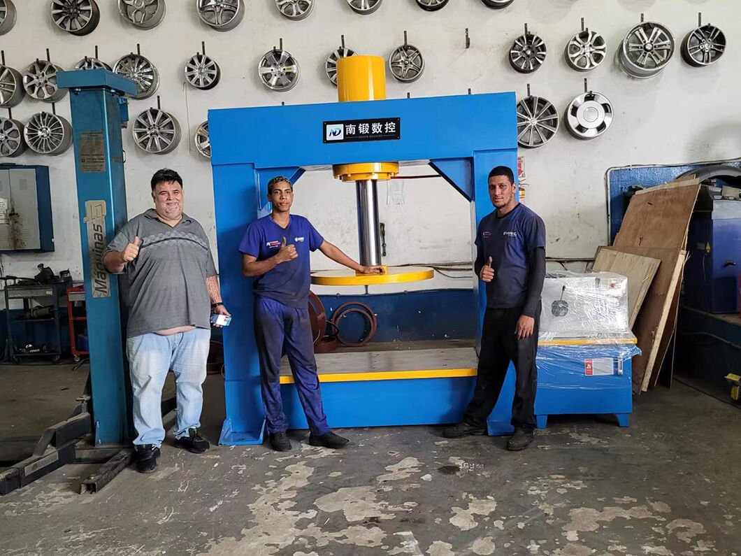 200t forklift solid tire press machine in brazil -1